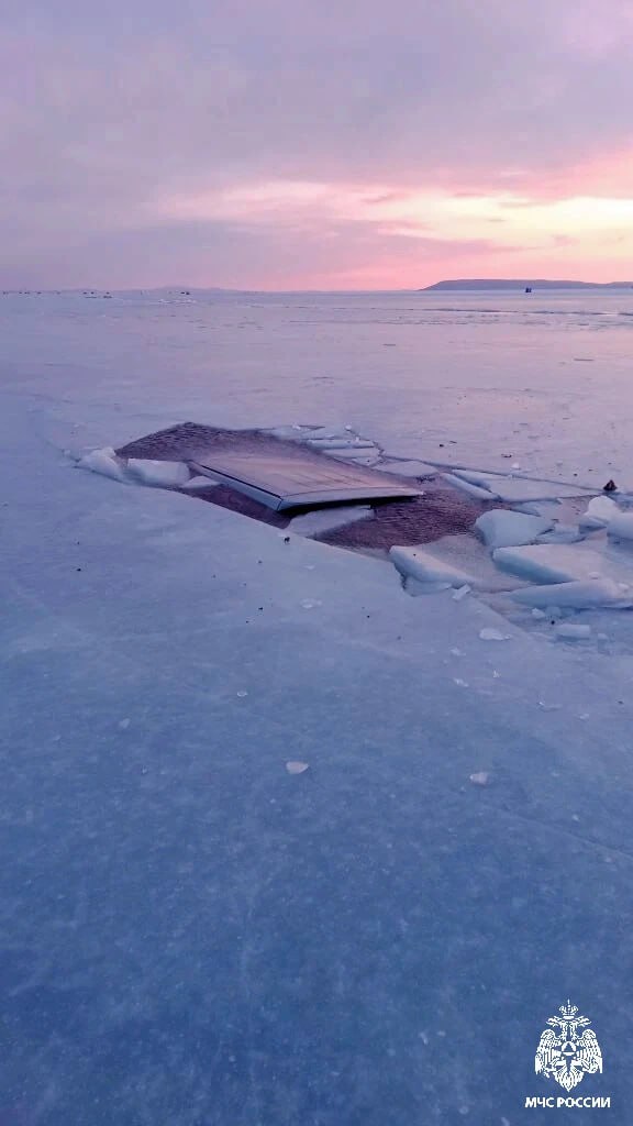 Пять автомобилей, в том числе микроавтобус, провалились под лед в Амурском заливе в Приморском крае Пять автомобилей, в том числе микроавтобус, провалились под лед в Амурском заливе в Приморском крае