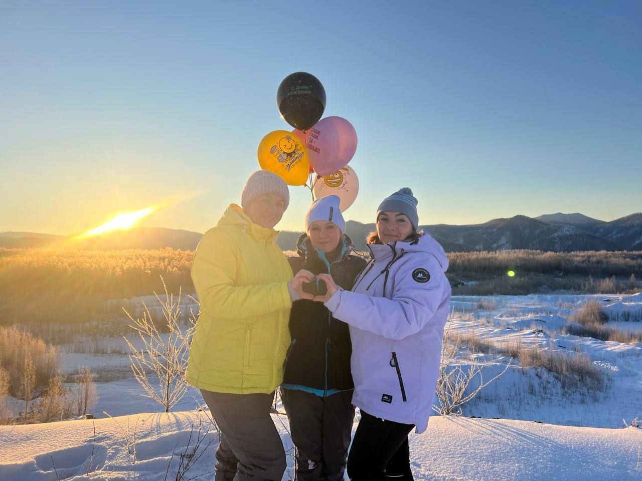 Привет с Большого Тарнака: жители Экимчана проводят январские каникулы в походах на заснеженные сопки Привет с Большого Тарнака: жители Экимчана проводят январские каникулы в походах на заснеженные сопки