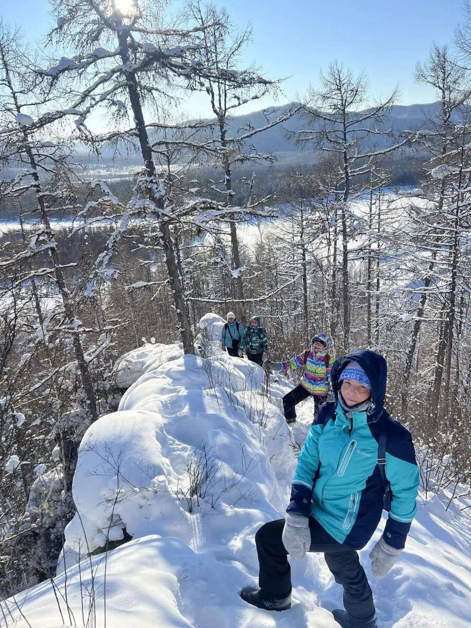Привет с Большого Тарнака: жители Экимчана проводят январские каникулы в походах на заснеженные сопки Привет с Большого Тарнака: жители Экимчана проводят январские каникулы в походах на заснеженные сопки