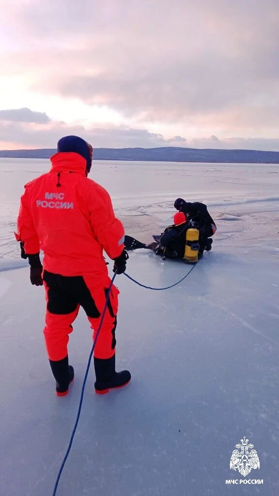 Пять автомобилей, в том числе микроавтобус, провалились под лед в Амурском заливе в Приморском крае