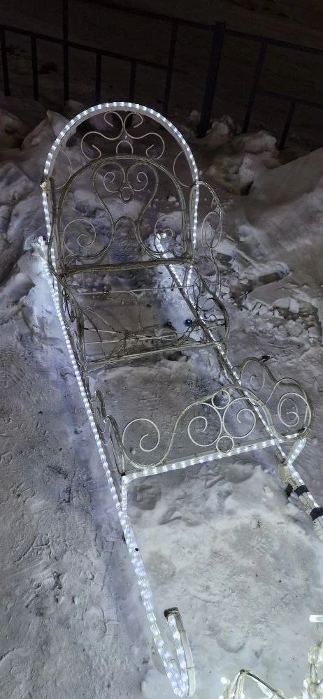 Вандалы испортили праздничное убранство главной площади в Зее