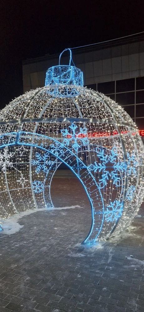 Вандалы испортили праздничное убранство главной площади в Зее Вандалы испортили праздничное убранство главной площади в Зее