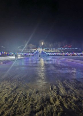 «Времени на дорогу не жалко»: в Великокнязевке открылась традиционная ледяная горка