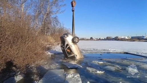 Сразу три автомобиля провалились в воду в Амурском заливе в Приморье