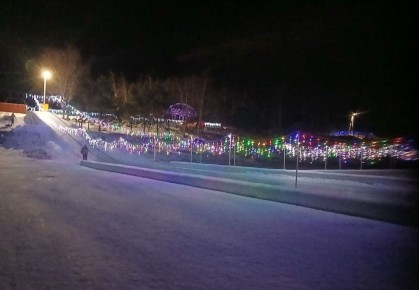Зимняя горка в селе Великокнязевка Белогорского округа принимает гостей со всего Приамурья