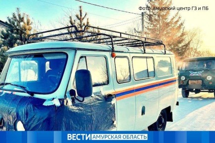 Пожарные спасли многодетную семью на заснеженной трассе Приамурья