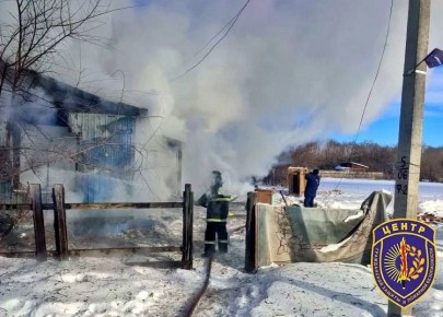 Прохожий спас двух детей из охваченного огнем дома в селе Дмитриевка