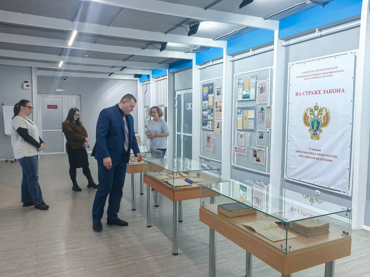 В Амурской областной научной библиотеке имени Н.Н. Муравьева-Амурского начала работу выставка «На страже закона» В Амурской областной научной библиотеке имени Н.Н. Муравьева-Амурского начала работу выставка «На страже закона»