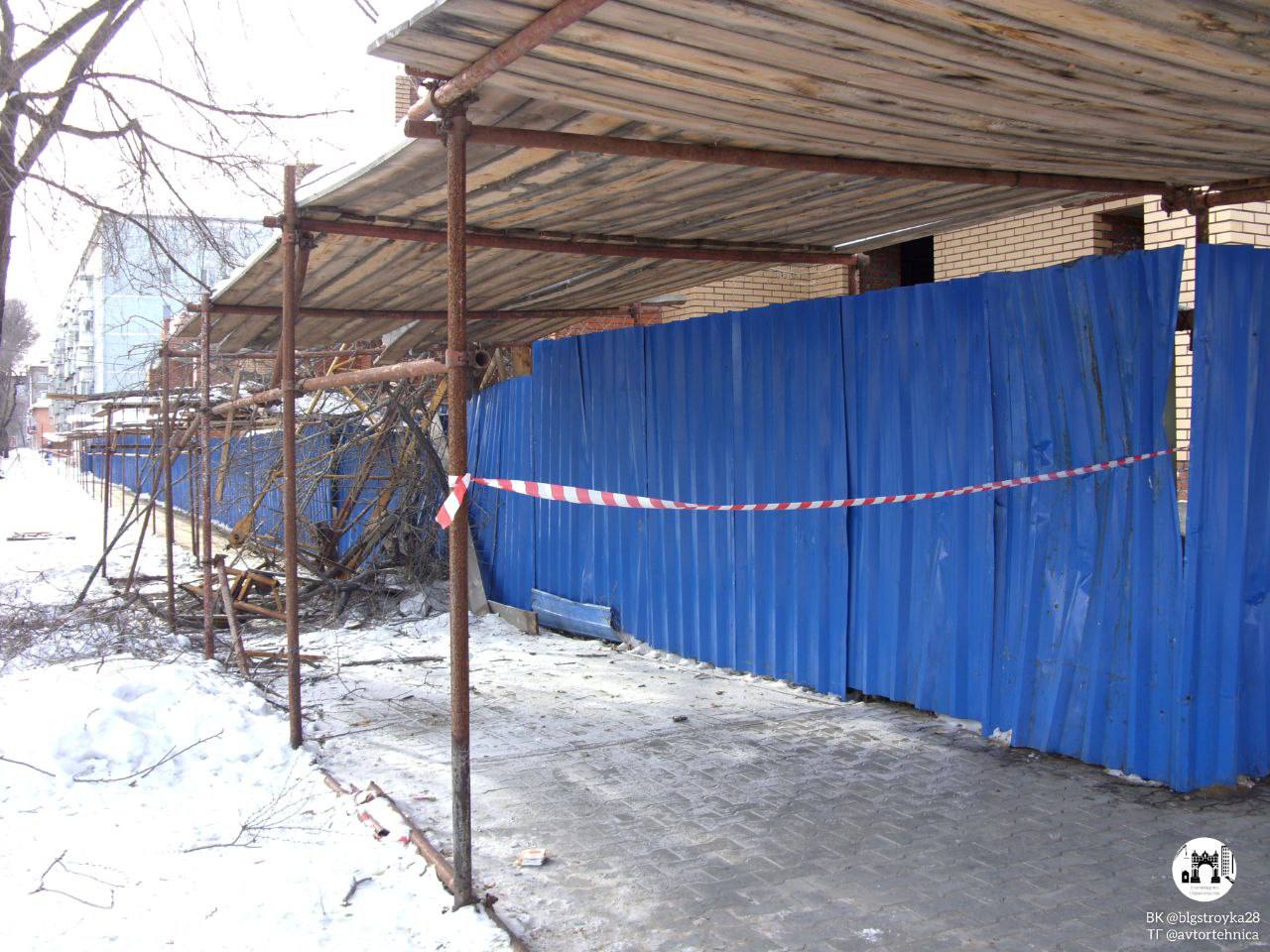 На тротуар Благовещенска «приземлилась» стрела башенного крана На тротуар Благовещенска «приземлилась» стрела башенного крана