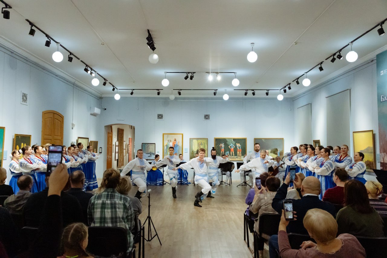 Кто сказал, что в музее должно быть тихо? Амурский народный хор дал свой первый концерт в 2026 году в стенах Амурского областного краеведческого музея, рассказали в АОДНТ