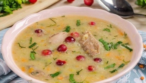 Чечевичный суп-пюре с тунцом и клюквой: необычный вкус в привычной рали