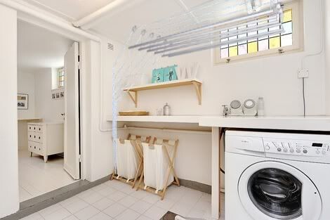 Как сохранить вещи: 7 предметов, которые стоит стирать в холодной воде