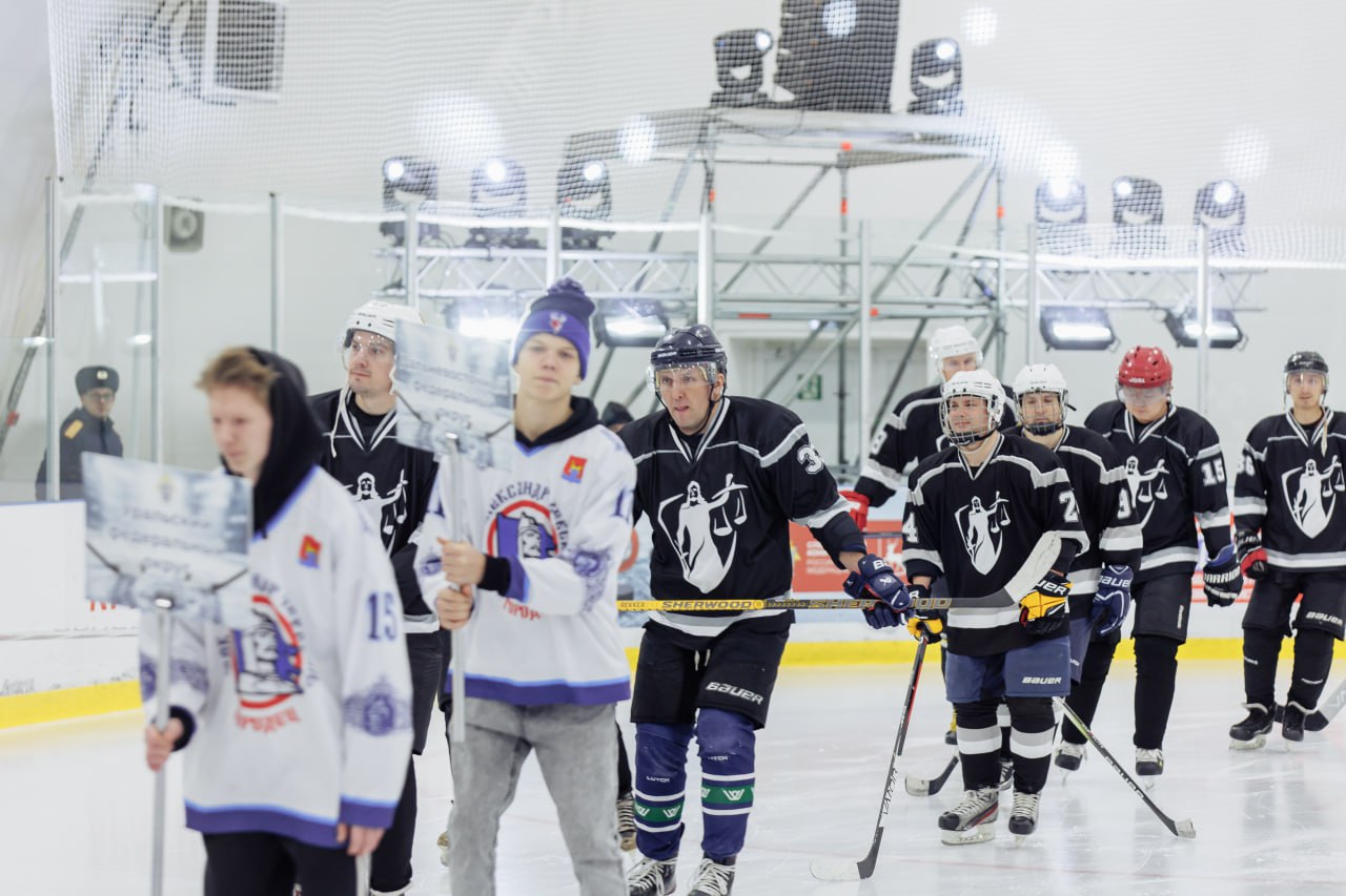 Сотрудники следственного управления Следственного комитета Российской Федерации по Амурской области приняли в чемпионате по хоккею, посвященному 15-летию образования ведомства Сотрудники следственного управления Следственного комитета Российской Федерации по Амурской области приняли в чемпионате по хоккею, посвященному 15-летию образования ведомства