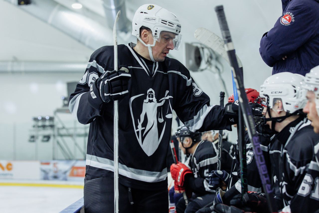 Сотрудники следственного управления Следственного комитета Российской Федерации по Амурской области приняли в чемпионате по хоккею, посвященному 15-летию образования ведомства Сотрудники следственного управления Следственного комитета Российской Федерации по Амурской области приняли в чемпионате по хоккею, посвященному 15-летию образования ведомства