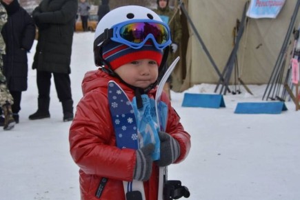 Двухлетний Серафим и 75-летний Сергей покорили лыжную дистанцию в Белогорске