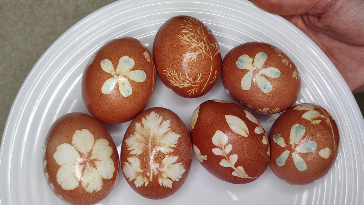 Праздники с улыбкой: как украсить пасхальные яйца с помощью луковой шелухи