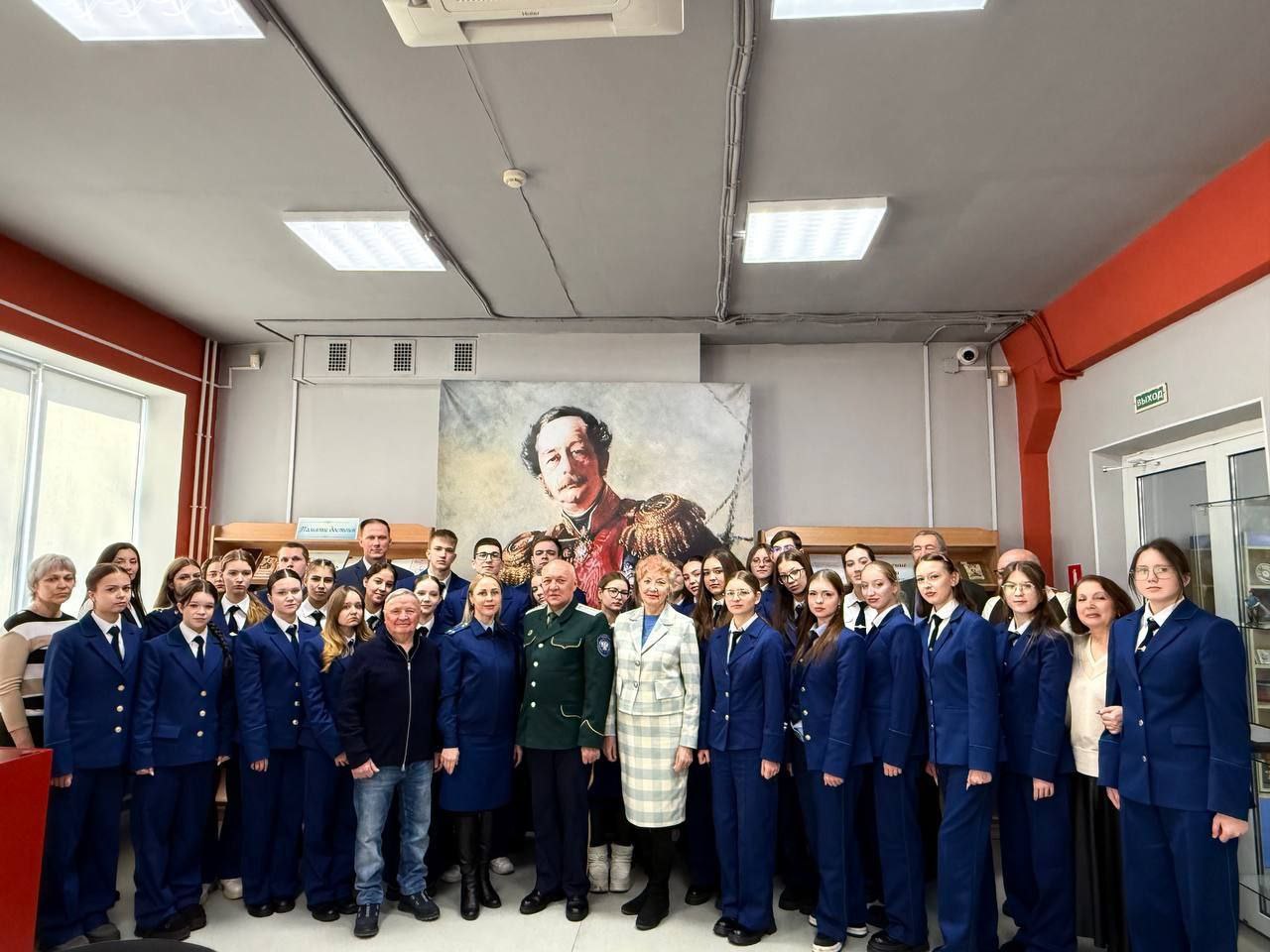 В областной научной библиотеке молодым специалистам и ветеранам прокуратуры области, а также ученикам подшефного класса рассказали об истории Амурского казачества В областной научной библиотеке молодым специалистам и ветеранам прокуратуры области, а также ученикам подшефного класса рассказали об истории Амурского казачества