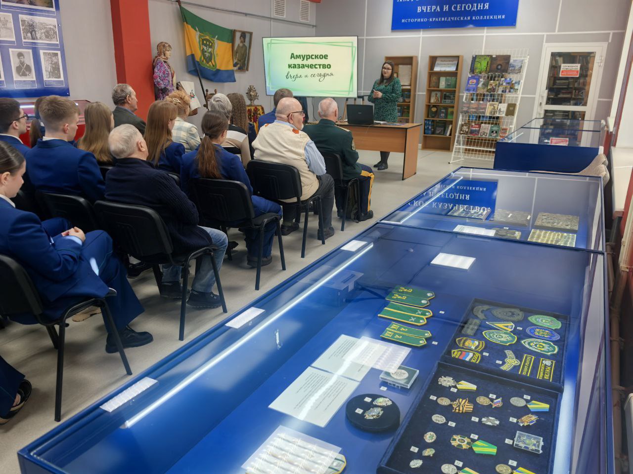В областной научной библиотеке молодым специалистам и ветеранам прокуратуры области, а также ученикам подшефного класса рассказали об истории Амурского казачества В областной научной библиотеке молодым специалистам и ветеранам прокуратуры области, а также ученикам подшефного класса рассказали об истории Амурского казачества