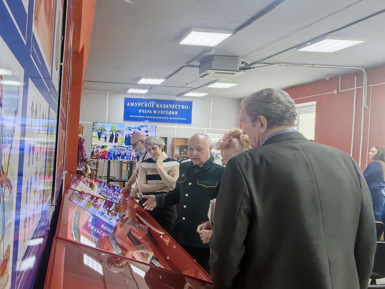 В областной научной библиотеке молодым специалистам и ветеранам прокуратуры области, а также ученикам подшефного класса рассказали об истории Амурского казачества В областной научной библиотеке молодым специалистам и ветеранам прокуратуры области, а также ученикам подшефного класса рассказали об истории Амурского казачества