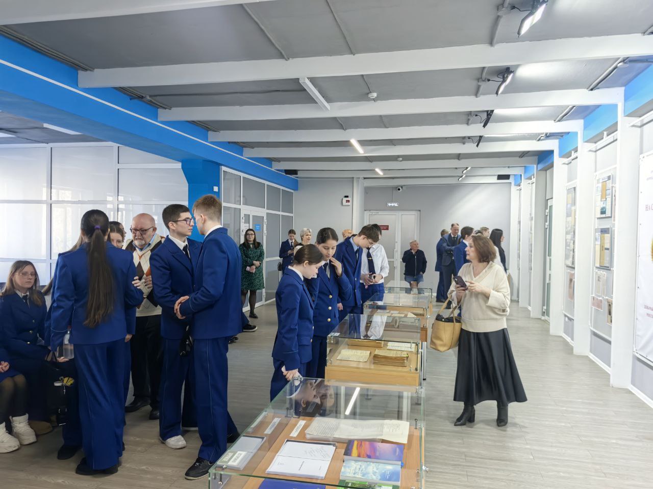 В областной научной библиотеке молодым специалистам и ветеранам прокуратуры области, а также ученикам подшефного класса рассказали об истории Амурского казачества В областной научной библиотеке молодым специалистам и ветеранам прокуратуры области, а также ученикам подшефного класса рассказали об истории Амурского казачества