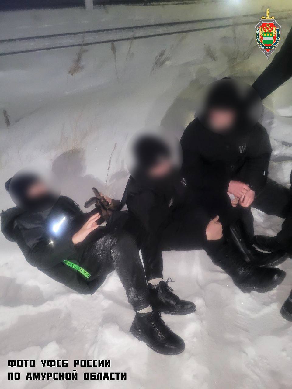 В Свободном сотрудники УФСБ вычислили хулиганов, которые складывали покрышки на рельсы перед идущим поездом