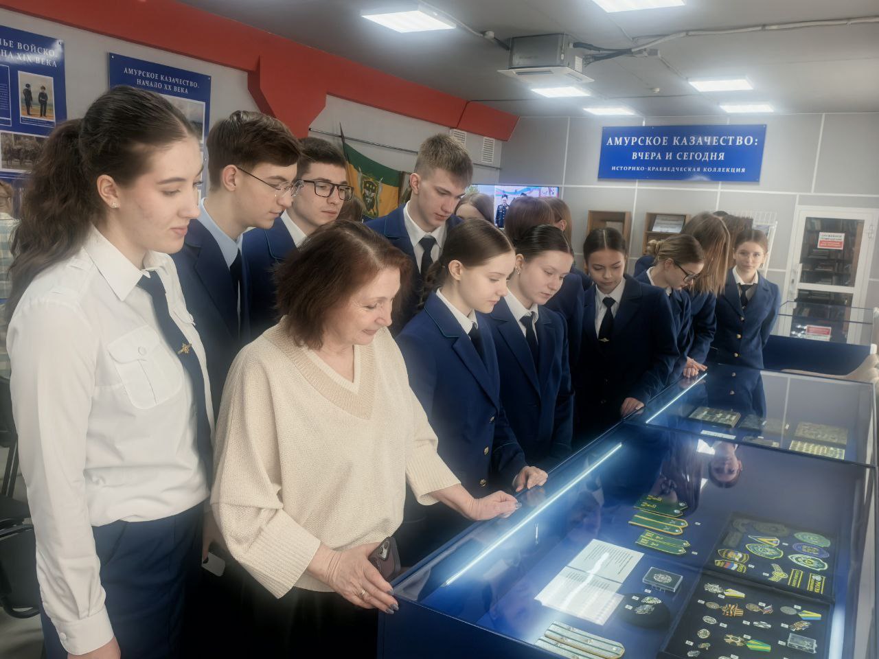 В областной научной библиотеке молодым специалистам и ветеранам прокуратуры области, а также ученикам подшефного класса рассказали об истории Амурского казачества