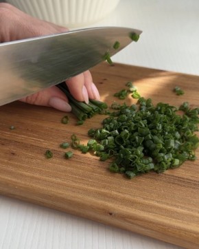 Простой и вкусный способ освежить ужин без майонеза