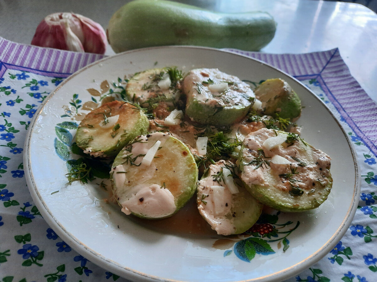 Откройте летний вкус: молодые кабачки в сметанном соусе
