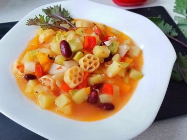 Густой итальянский суп с овощами: секреты минестроне