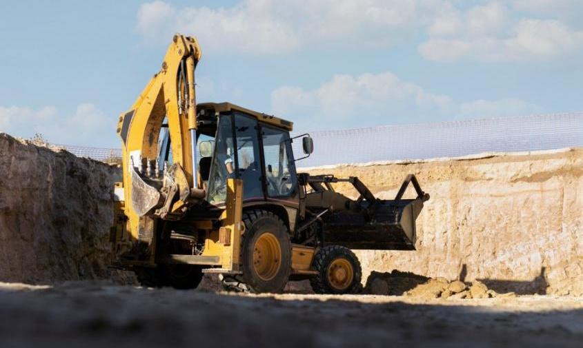 Ущерб — более 340 000 рублей: в Приамурье у «черного лесоруба» конфисковали экскаватор