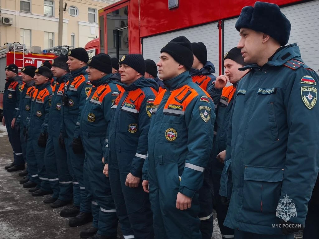 На поиски вертолета из Благовещенска отправились спасатели поисково-спасательного отряда и аэромобильная группировка ГУ МЧС России по Амурской области в количестве 36 человек и 12 единиц техники, в том числе 3 снегохода и 1... На поиски вертолета из Благовещенска отправились спасатели поисково-спасательного отряда и аэромобильная группировка ГУ МЧС России по Амурской области в количестве 36 человек и 12 единиц техники, в том числе 3 снегохода и 1...