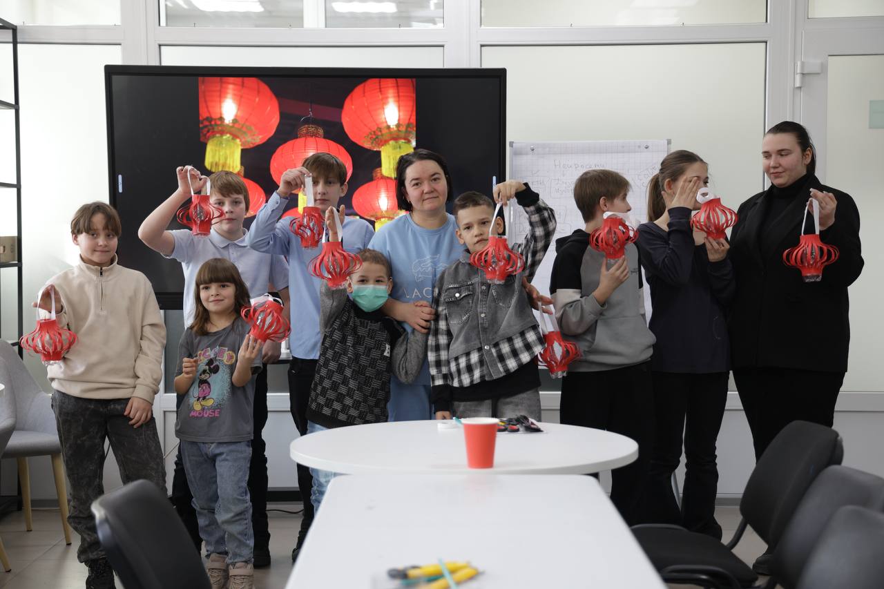 Юные благовещенцы из группы риска своими руками изготовили китайские фонарики