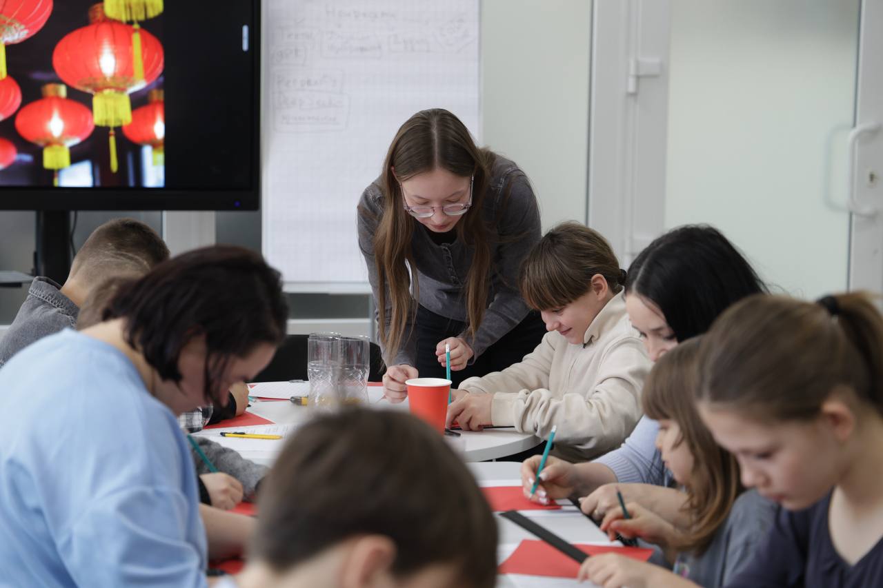 Юные благовещенцы из группы риска своими руками изготовили китайские фонарики Юные благовещенцы из группы риска своими руками изготовили китайские фонарики