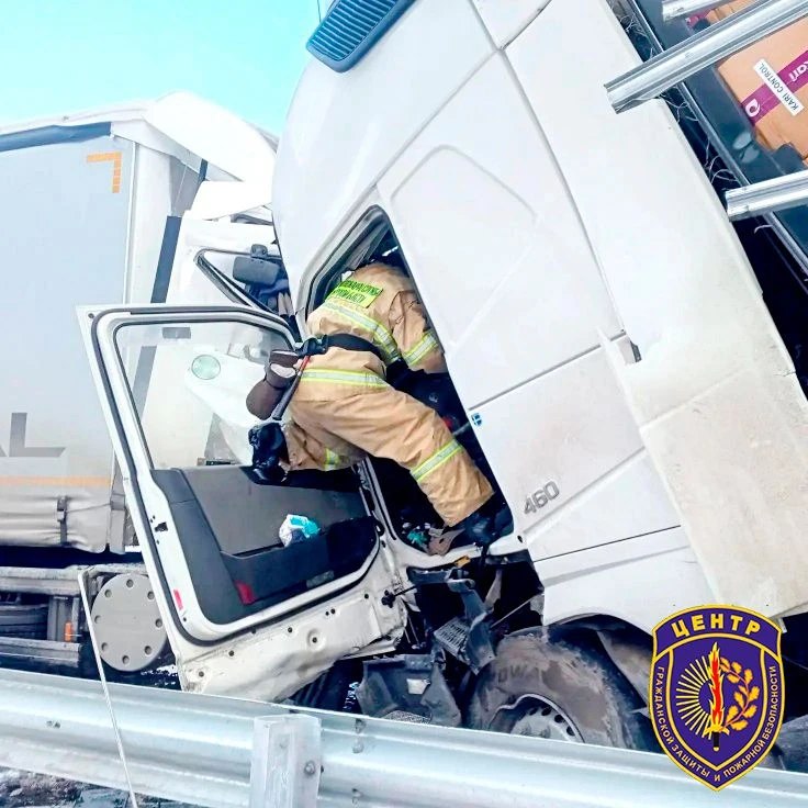 Три фуры и легковушка: на федеральной трассе в Архаринском округе в аварию попали четыре автомобиля Три фуры и легковушка: на федеральной трассе в Архаринском округе в аварию попали четыре автомобиля