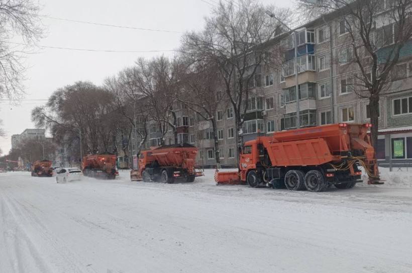 Благовещенские коммунальщики убирают с дорог двойную февральскую норму осадков