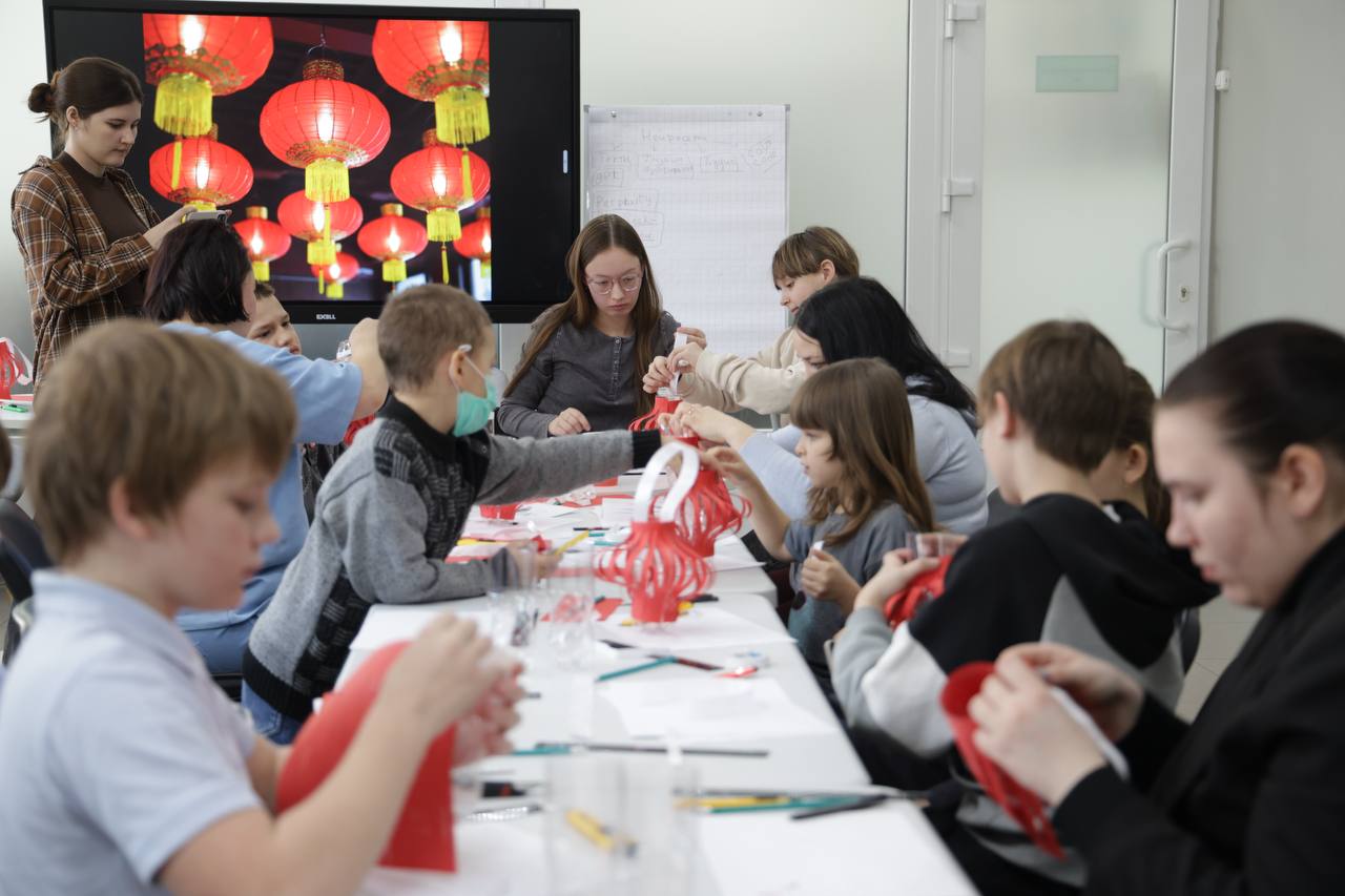 Юные благовещенцы из группы риска своими руками изготовили китайские фонарики Юные благовещенцы из группы риска своими руками изготовили китайские фонарики