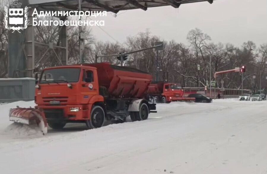 Мэрия Благовещенска призвала жителей и гостей города быть осторожными после сильного снегопада в ночь на 22 февраля