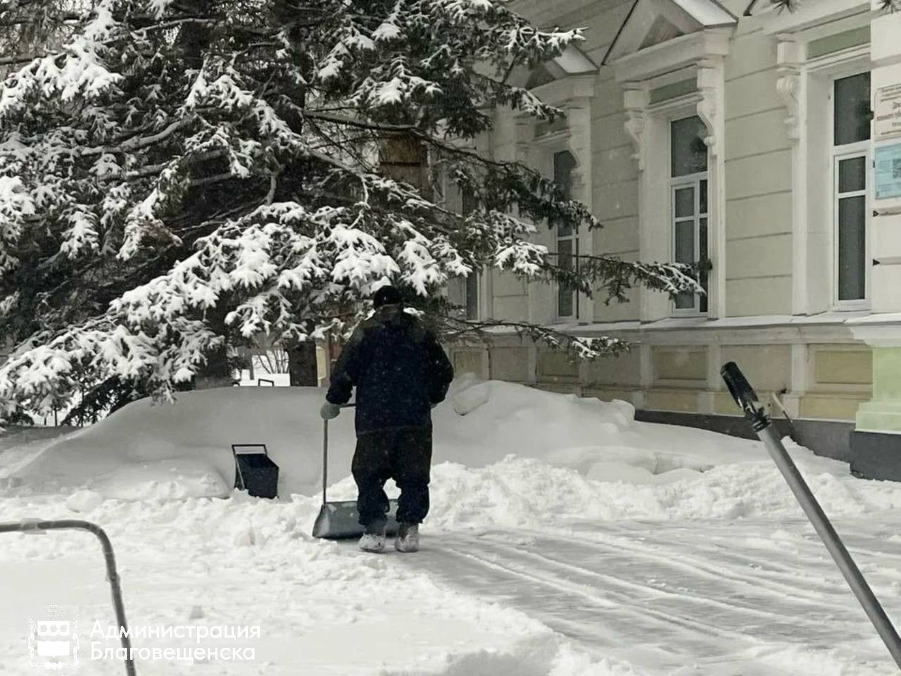В Благовещенске от снега очистили территории возле 170 соцобъектов, а также более 35 км дорог В Благовещенске от снега очистили территории возле 170 соцобъектов, а также более 35 км дорог