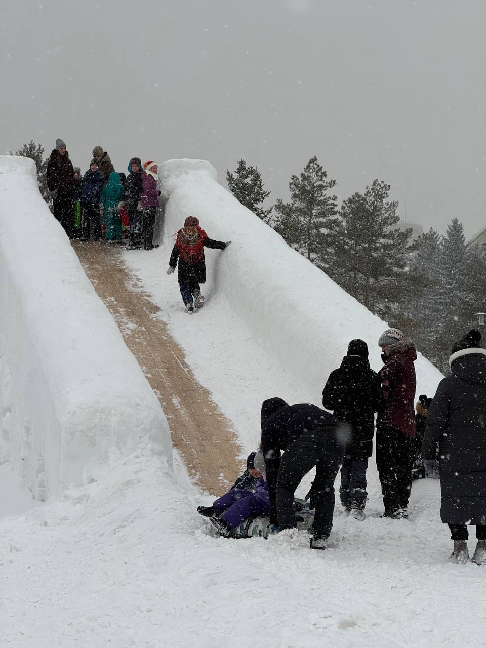Зима, прощай!. Вчера на центральной площади в Благовещенске весело и ярко отметили Масленицу Зима, прощай!. Вчера на центральной площади в Благовещенске весело и ярко отметили Масленицу