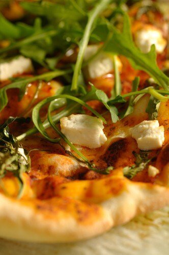 Лавашная пицца с ароматной зеленью и горгонзолой