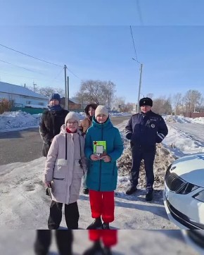 Воспитанники художественного отделения Детской школы искусств с. Тамбовка и сотрудники Госавтоинспекции поздравили автомобилистов с Днём Защитника Отечества!