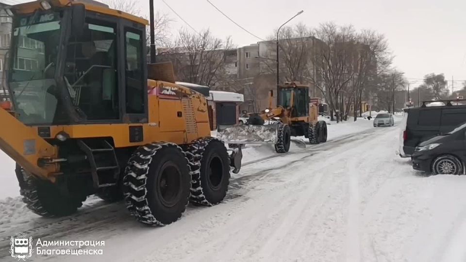 В Благовещенске и на трассах региона активно ликвидируют последствия сильного снегопада