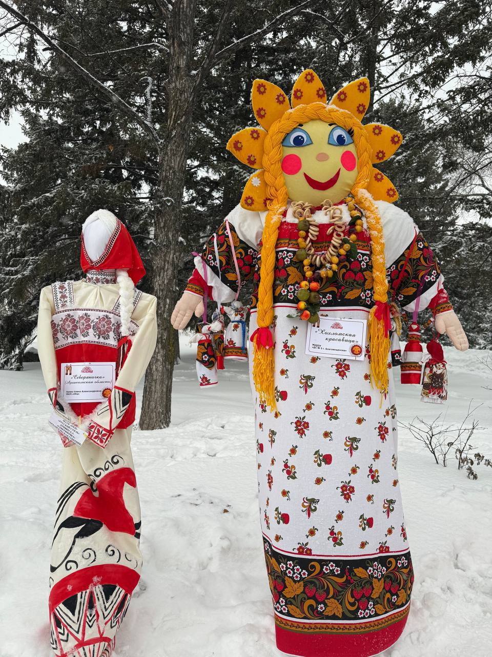 Веснянка, казачка Надя, Забайкальская казачка, амурчанка Марфа, «Сигуяна» (солнечная) в костюме северных народов Приамурья и многие другие красавицы поджидали гостей широкой Масленицы вчера, 22 февраля, на алее около палатки...