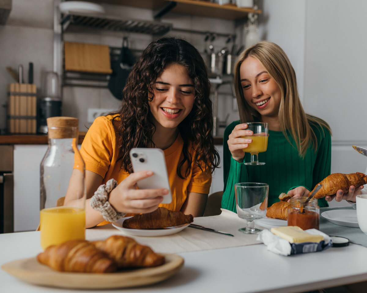 Неожиданный визит: как официант стал объектом недовольства двух девушек в кафе