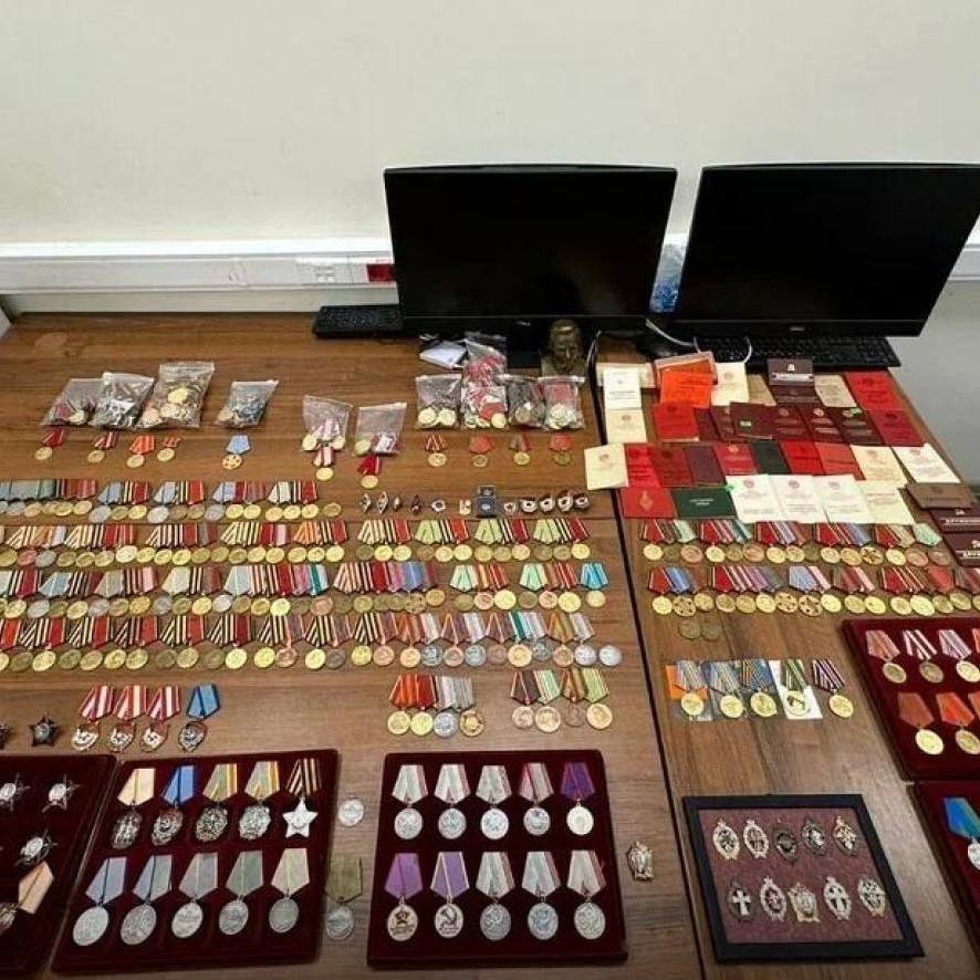 В Шереметьево задержали мужчину, пытавшегося вывезти из страны огромную коллекцию советских наград и предметов искусства В Шереметьево задержали мужчину, пытавшегося вывезти из страны огромную коллекцию советских наград и предметов искусства