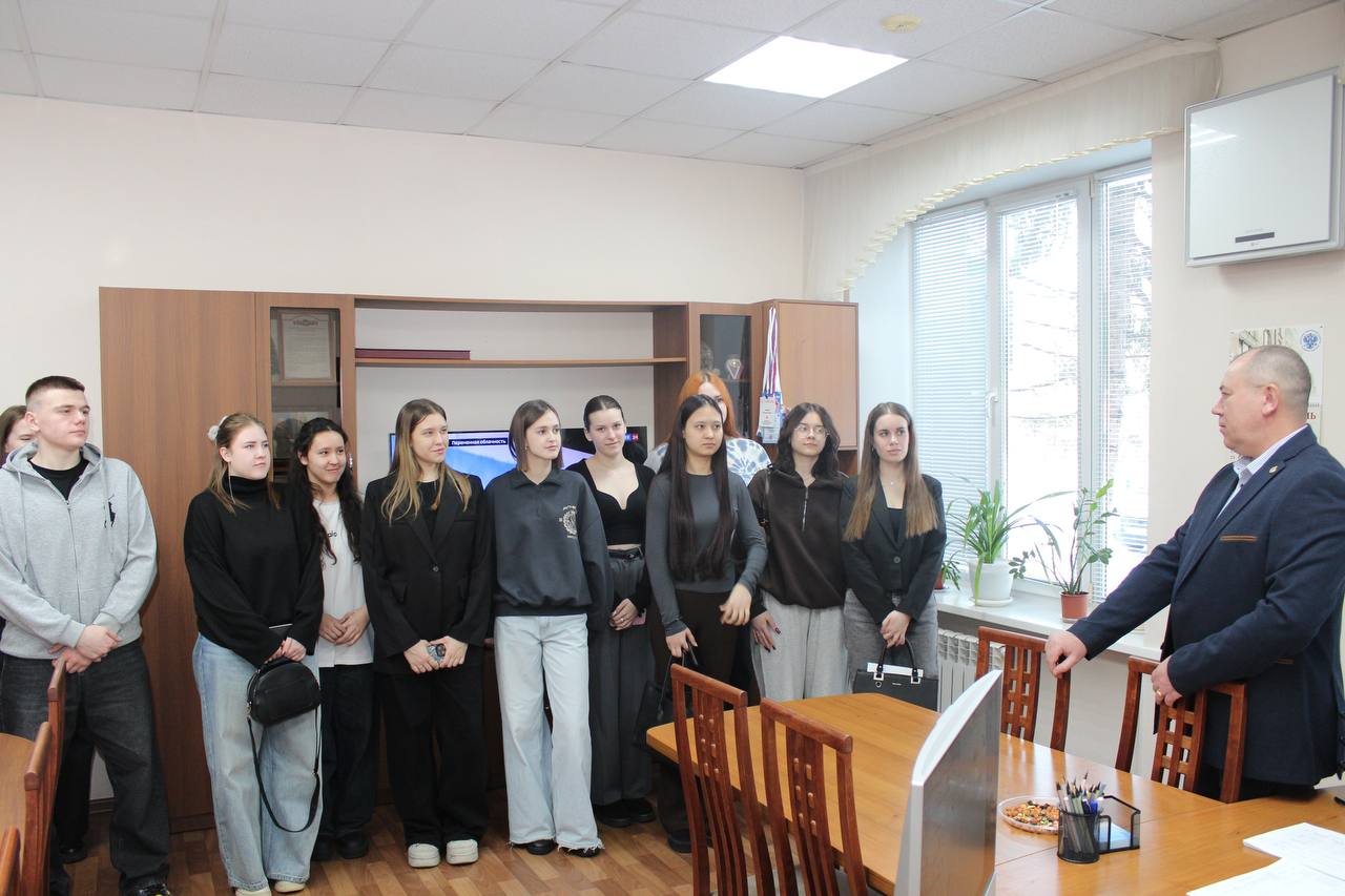 Экскурсией для первокурсников из АмГУ завершили февраль в Амуризбиркоме Экскурсией для первокурсников из АмГУ завершили февраль в Амуризбиркоме