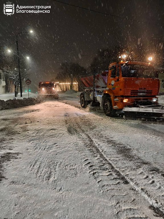 Три месячные нормы осадков: Благовещенск мобилизует все ресурсы после удара двух снежных циклонов Три месячные нормы осадков: Благовещенск мобилизует все ресурсы после удара двух снежных циклонов