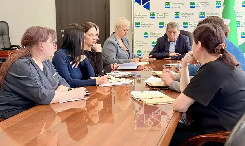 «Сказал, что он не робот, и ушел»: в Белогорске после снегопада дорожные рабочие трудятся на переделе сил