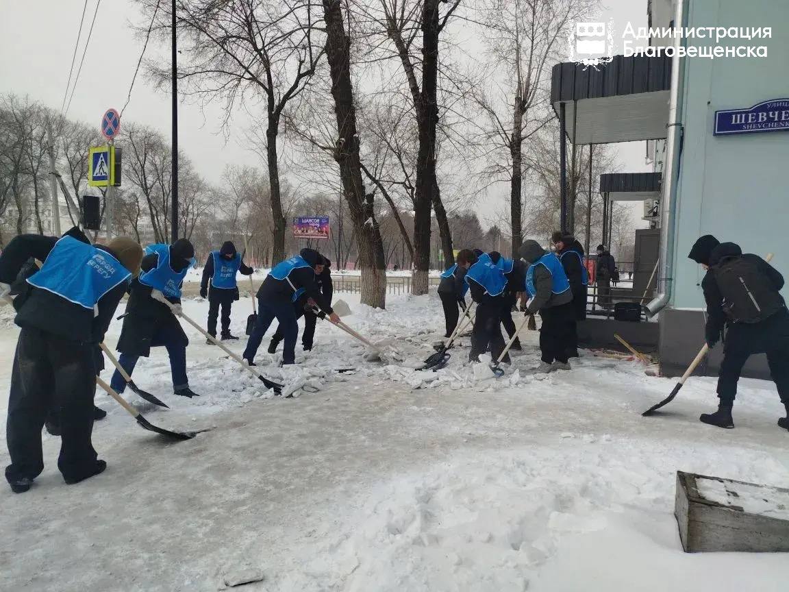 Библиотеки, образовательные организации и волонтеры города Благовещенска вышли на уборку снега