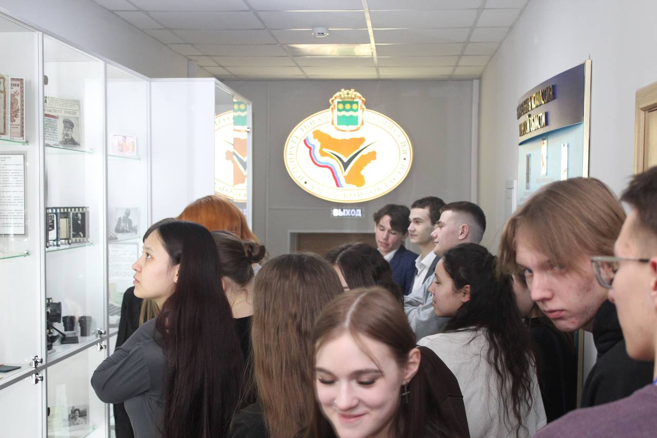 Экскурсией для первокурсников из АмГУ завершили февраль в Амуризбиркоме Экскурсией для первокурсников из АмГУ завершили февраль в Амуризбиркоме